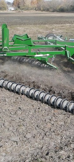 Take shallow tillage to the next level with the CL2 Disc Chain. The heavily weighted disc and smooth blade create an aggressive, shallow-working seedbed preparation tool. Weighing in at 74lb/ft, this Disc Chain will make some serious headway against weeds. 📸 KELLY Model 4012 running a CL2/K4 chain combination | Neosho MO, USA #seedbed #sustainableagriculture #farm #kellyharrow #kellytillage #australia #soil #discchain