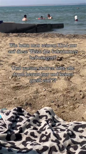 Gestern am Strand wurden wir Zeugen eines wirklich erschreckenden Meerbesuchs einer Familie. Wie im Video zu sehen, wurde ein kleiner Junge ca. 3 Jahre alt, immer zwischen 2 Männern (seinem Vater und einem Freund) hin & her geschickt zum „Schwimmen“. Er trug Schwimmflügel & hatte schon beim Ins-Wasser-gehen große Angst & weinte. Das wurde von den Eltern ignoriert & er musste schätzungsweise eine halbe Stunde immer zwischen den Männern hin & her schwimmen. Währenddessen schrie er die ganze Zeit &