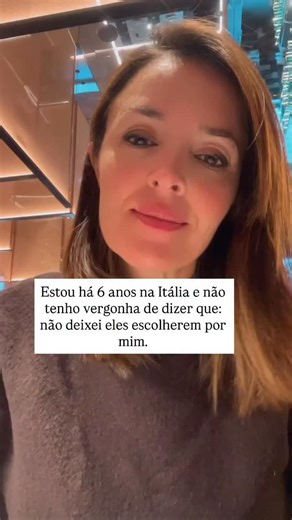 Debora kaiber | Marketing Digital e Comunicação 🇧🇷🇮🇹 on Instagram: "🔥Levanta a mão se você já se sentiu como se não tivesse escolha. Tipo: “é isso e pronto.” Pra mim, o ponto que mais pegou foi o trabalho. Mas, antes de falar disso, deixa eu te contar 3 coisas que eu amo na Itália 🇮🇹 1️⃣ Segurança. Claro que lugar 100% seguro não existe, mas aqui eu posso andar com muito mais tranquilidade. Já aconteceu de pessoas no metrô me avisarem que minha bolsa estava aberta e isso diz tudo. 2️⃣ Com