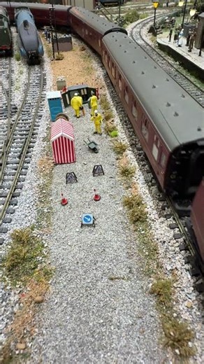 D1842 class 47 DCC with Sound passing the road works.