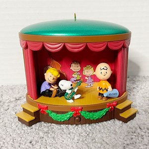 Hallmark 2012 Onstage Antics Peanuts Gang Magic Snoopy Christmas Ornament