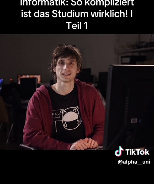 Wie ist es Informatik zu studieren? Und wie schwierig ist das Informatikstudium wirklich? Das weiß Richard. Er studiert den Bachelor Angewandte Informatik im neunten Semester an der TU Chemnitz. Schon vor seinem Studium war er sehr begeistert von den Möglichkeiten der digitalen Welt und hat seine eigenen Vorstellungen am Computer umgesetzt, zum Beispiel in Form eines Computerspiels. Der Anfang seines Traumstudiums war sehr schwer, einige anspruchsvolle Mathe Module und scheinbar unmögliche Einfü