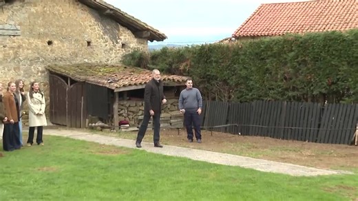 Valdesoto ya es Pueblo Ejemplar de Asturias: Los Sidros y Comedies conquistan a la Familia Real | El Correo