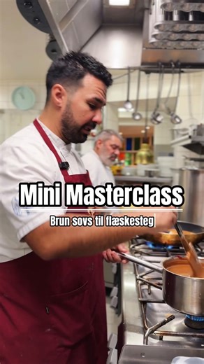 Brun sovs til flæskesteg 🤎 Ingen genveje. Bare klassisk brun sovs, lavet fra bunden - sådan som den skal smage. I videoen viser vi hele fremgangsmåden, men her er grundopskriften 👇🏼 Til 2 liter sovs: • 200 g smør • 200 g mel • 1 liter fond fra flæskestegen (kan evt. spædes op med vand eller bouillon) • 1 liter fløde • 2 dl solbærglace eller solbærgele • 2 dl worcestersauce (smag til for mængde) • Kulør • Salt og peber Rolig varme, tålmodighed og smag til undervejs. Det er sovsen, der samler d