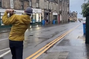 Golfer hits incredible recovery shot into St. Andrews’ 18th green … from the pub down the street