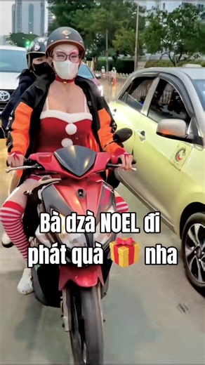 Bà Già Noel Phát Quà Đầy Niềm Vui