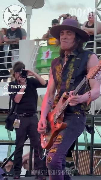 Nuno Bettencourt Guitar Shredding Showcase