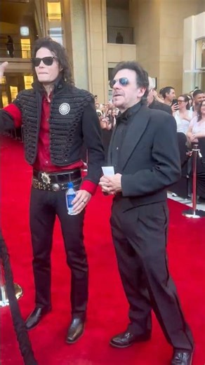 Michael Jackson impersonator Fabio walks the red carpet at the AFI Lifetime Achievement Awards 🔥