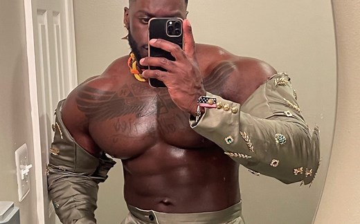 健身十几年，黝黑色肌肉雕刻帅气腹肌，这身材太让人羡慕！【上】