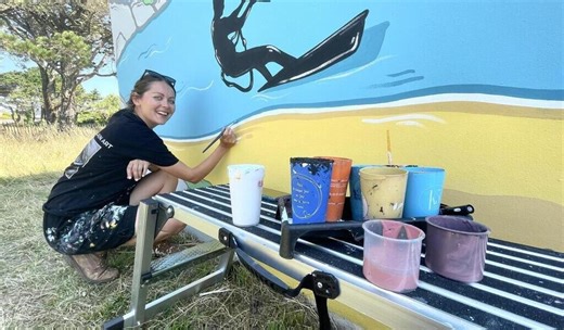 Expositions, voyages, livre et studio d’art… Louise Allain pratique l’art mural à Guidel