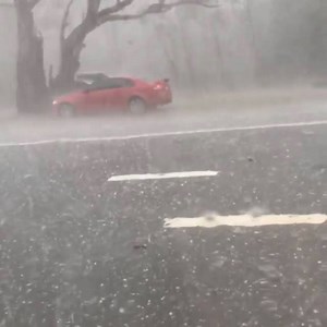 #SydneyStorm is leaving some commuters stranded by hail this evening. Please see our pinned post for full details of areas affected. This is the scene from a car in Ingleburn. Is there hail where you are? 📷 paulaboardman | ABC Sydney