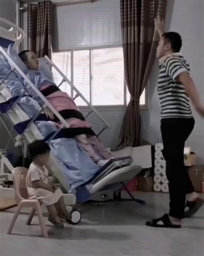 In 2022, Deng Youcai’s wife was left paralyzed by a brain tumor. She begged him to let her die as she didn’t want to bankrupt the family.But he refused. Instead, he quit his job, spent over $280,000 on treatment, became her full-time caregiver, and danced and sang by her bedside every day to keep her spirits alive.Within months, she made a full recovery.