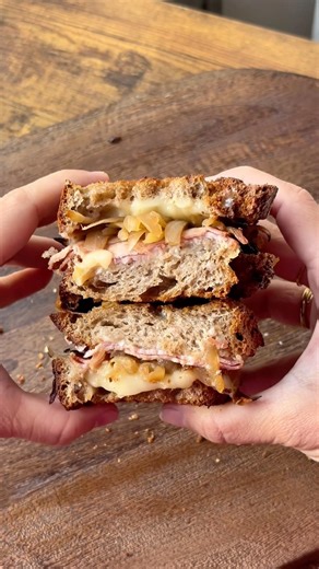 Grilled cheese raclette with onion and ham compote 🧀 #grilledcheese #recipeidea #easyrecipe