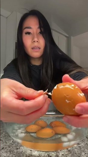How to EASILY peel soft-boiled eggs without ruining the egg white
