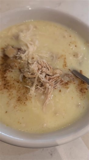 🥣 Κυπριακή Παραδοσιακή Σούπα Αυγολέμονη Υλικά 1.000 g κοτόπουλο (ολόκληρο ή κομμένο, με κόκαλο) 2.500μλ νερό 300 g ρύζι γλασέ 4 αυγά 3 λεμόνια (200μλ) χυμός λεμονιού, φρεσκοστυμμένος Αλάτι και πιπέρι Προαιρετικά: 20γρ αραβοσιταλευρο (κρατάει τον αυγολέμονο να μην ξεχωρίζει μετά από το ψήσιμο) Σκόνη κανέλα για το σερβίρισμα Μέθοδος Σε μεγάλη κατσαρόλα τοποθετείτε το νερό, το κοτόπουλο και το αλάτι. Φέρνετε σε βρασμό, χαμηλώνετε σε μέτρια φωτιά και σιγοβράζετε για 40 λεπτά, ξαφρίζοντας τακτικά. Α