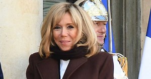 Brigitte Macron, grosses bottines et lunettes de soleil : son look cool et très tendance