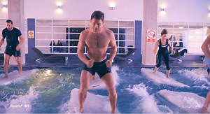 Exercices HIIT et yoga SUR L’EAU avec l’AquaBase. | AquaPhysical