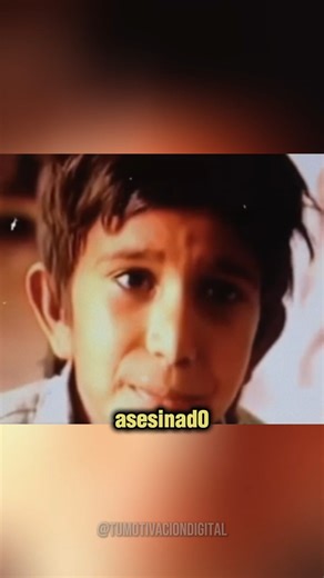 Motivación | Inspiración | Datos Históricos on Instagram: "Iqbal Masih fue un niño pakistaní que se convirtió en un símbolo de la lucha contra la esclav1tud 1nfant1l. Nacido en 1983 en Muridke, Pakistán, en el seno de una familia muy pobre, a los cuatro años fue vendido por su padre a una fábrica de alfombras para saldar una deuda familiar. Allí, Iqbal trabajaba más de 12 horas diarias en condiciones inhumanas, sufriendo desnutrición y malos tratos. A los diez años, logró escapar y se unió al Fr
