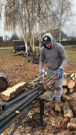 4.6K views · 15 reactions | splitting pine logs on a wood splitter #woodworking #woodwork #firewood #Woodsplitter | Jamal | Facebook