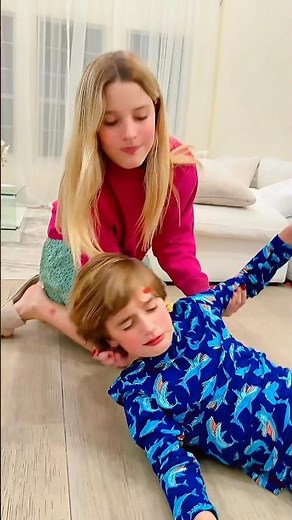Sister helps little brother 🧒🏻❤️👧🏻🩷💙💚💜💖