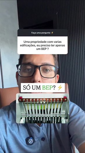 Moacir Santos - Projeto Elétrico on Instagram: "🔌 Uma dúvida comum entre os projetistas: precisa de mais de um BEP em uma propriedade com várias edificações? A resposta está na norma: a NBR 5410 exige equipotencialização principal em cada edificação, e isso significa um BEP exclusivo para cada prédio, não apenas para a propriedade como um todo. 👉 O BEP (Barramento de Equipotencialização Principal) é o ponto onde todo o sistema de aterramento e massas metálicas se encontram — garantindo seguran