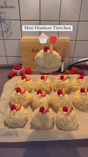 Mini Himbeer Törtchen🧁🤤 Zutaten✅ 3 Eier 150g Zucker 1 TL Vanilleextrakt 1 Vanillinzucker 100ml Öl 100ml Milch 200g Mehl 1 Backpulver 400ml Sahne 250g Mascarpone 4 Vanillinzucker 2 Sahnesteif 100g Schokostückchen Ca. 250g Himbeeren Im vorgeheizten Ofen bei 180° Ober/Unterhitze für ca. 15 Minuten backen✅ #food #foodblogger #foodie #instafood #foodgasm #foodlover #foodshare #foods #foodlove #cake #dessert #desserts #törtchen #torte #viral #viralreels #viralvideos #reels #reelsinstagram #rezepte #