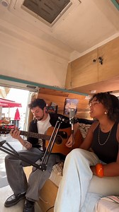 OPEN MIC à Paris🎙️ On a posé notre van Serge devant un primeur dans le 18e arrondissement de Paris et on attendu que des artistes viennent chanter🎙️ ⁨@Carelou11⁩ est venue nous demander de jouer Crazy de Gnarls Berkley. C’était trop beau 🍯 Crazy, Gnarls Berkley #artiste #openmic #van #cover | lebaladeur.openmic