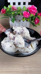 Homemade chocolate chip ice cream with cream and creamy condensed milk. | Super Recipes