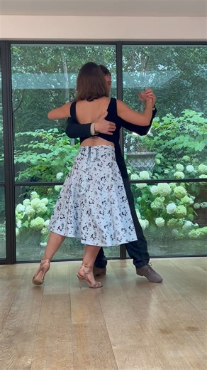 We’re diving into one of the most elegant aspects of tango: Cross-System Walking. Done right, it adds sophistication and fluidity to your dance. Done wrong… it can throw off your balance, connection, and axis. So in this mini 3-part series, we’ll break down: ❌ The most common mistakes tango dancers make ✅ And exactly how to fix them Let’s begin with Part 1 👇 🔁 Mistake #1 in Cross-System Walking: Misaligned Tracks In cross-system, you’re meant to walk in three precise tracks: ➊ The leader’s foo