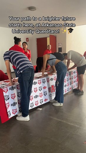Thank you to the high school students and families who joined us today! 🌟 They had the opportunity to learn about our American Educational Model and toured classrooms, labs, residences, and sports facilities. They learned about our academic programs with degrees recognized in the USA and Mexico. 🇺🇸🇲🇽 Your path to a brighter future starts here, at Arkansas State University Querétaro! 🐺✨🎓🌎 #Bepartofthepack #RedWolves #WolvesUp #AState #sesióninformativa #Wolfday | Arkansas State University