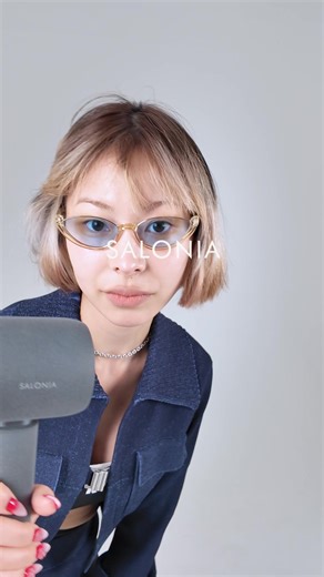 どんなインテリアにも馴染む上質なデザイン。 さらさらとした砂岩のようなセミマットな質感。 SALONIAのエアトリートメントドライやーは、デザインと機能が調和した最上級モデル*1 ◇遠赤外線 ✕ 立体風 ✕ ダブルリペア*2 イオンによる独自技術「Air Treatment®︎」◇ ①[大量の遠赤外線] により、髪の内部もしっかりドライ ②美容師のドライ技術を再現する [立体風] ③ワンランク上のまとまりへ導く [ダブルリペア*2 イオン] *1 SALONIAにおいて *2 毛髪のイオンバランスを整えること。髪を補修するものではありません。 商品概要 サロニア エアトリートメントドライヤー （ストーングレー・グラファイトブラック） 価格： 税込29,700円 #SALONIA #サロニア #ドライヤー #ヘアケア #家電