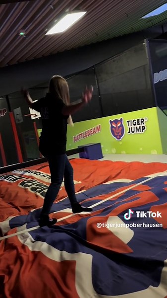 Slackline Herausforderungen im Trampolinpark