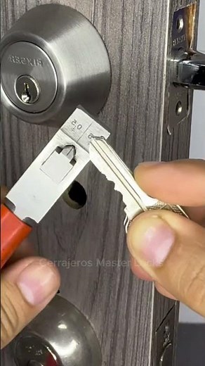 This is how it works, incredible, a locksmith's tool for duplicating keys