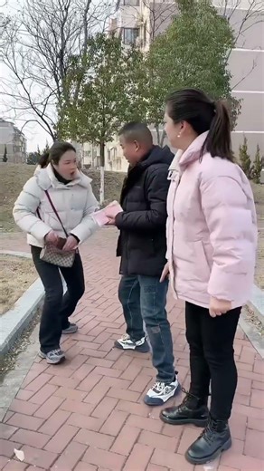 A scene of helping hands with good intentions on the road #helpothers #kindness #inspiration