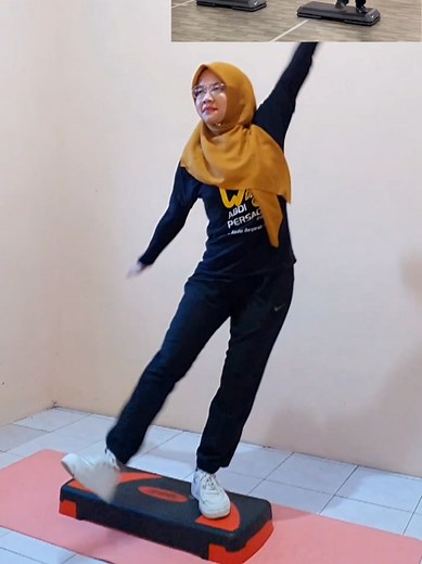 Steprobic, or step aerobics, has several advantages over other forms of exercise. These benefits include improved cardiovascular health, calorie burning, lower body muscle training, improved coordination and balance, and increased flexibility. Furthermore, step aerobics can help maintain a healthy weight, improve mood, and reduce the risk of chronic disease. with @Julius Burphy #workout #fyp #steprobic #stepperton