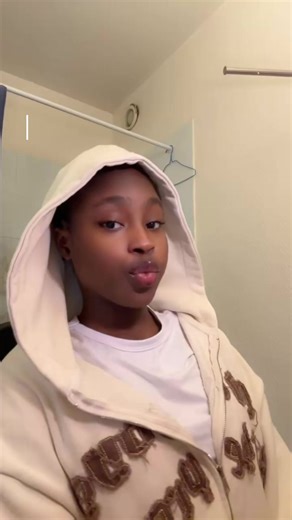 Pour ceux qui demandent comment installer 😜⭐️Petit conseil : laisser vraiment peu de cheveux pour éviter l’effet gonflé, l’important est de cacher les traces pour un effet naturel ☺️#fypシ゚ #flipoverSira #224🇬🇳 #wigtutorial #wig