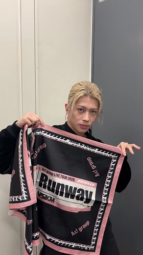 春のライブで映えるお洒落スカーフコーデ