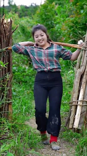 The beauty of labor of a pretty peasant girl. #countrylife #pretty #country #vlog #countryside #girl