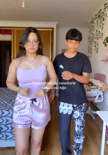 Tratar de enseñarle salsa a mi hijo adolescente en 2026 está un poco complicado 🤦🏻‍♀️😂 @Tito y Ely #humor #madreehijo #adolescente #salsa #bailarsalsa