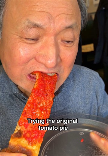 We heard New Haven Pizza is the best in the US so drove to Connecticut mom and dad to review. First, we went to the OG of New Haven Pizza, @frankpepepizza. Then, in Part 2, we try Modern Apizza which is apparently the local’s favorite. Considering mom and dad normally don’t even like tomato sauce pizza at all, this is saying a lot about their original tomato pie. Frank Pepe’s were founded in 1925 by Frank Pepe. They say this is the spot for the OG New Haven style “apizza”. The signature coal-fir