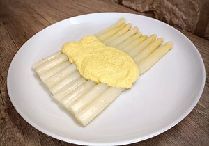 Asparagi bianchi alla veneta ricetta (con salsa di uova sode)