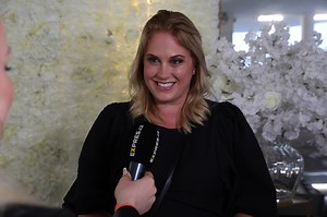 Au! Modelka Debnárová si vymkla kotník přímo na přehlídce. Kanadský přítel ji zahrnoval polibky - Expres.cz