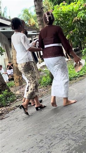 Kita liat janda cantik lgi lewat