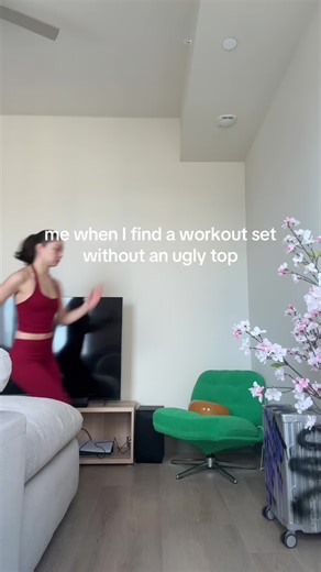 Like why do they always fit terrible on my flat bewbs