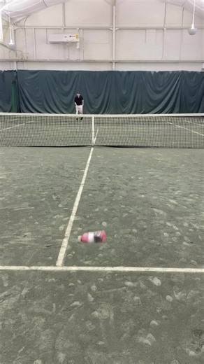 Todo sirve para practicar puntería en el saque #tenis #deportes #sport #tiktokdeportes #foxsportsargentina