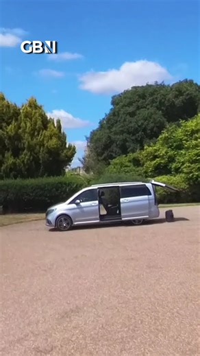 WHOOPS! Embarrassment for Macron as he delegates SPEED OFF with car doors open