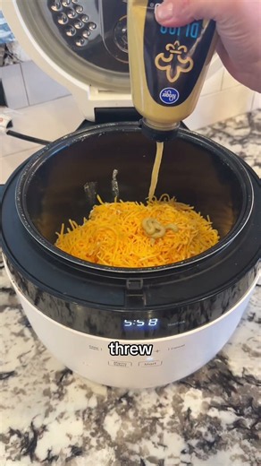 Crockpot pretzel cheese dip 🥨🧀