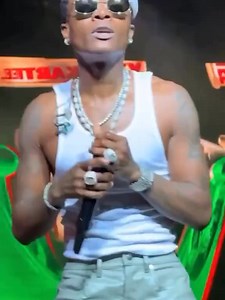 Wizkid performing “Come Closer” at the O2 Arena with Vybz Kartel 🇬🇧🖤🦅 | Yoruba music entertainment and african textiles