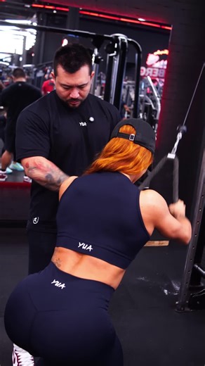 Vinicius Hosaka l Personal Trainer on Instagram: "O pulldown é um dos melhores exercícios pra construir costas mais desenhadas Costas bonitas não vêm só de peso alto. Vêm de repetição bem feita, progressão e sentir a dorsal trabalhando de verdade. Se você quer costas marcadas, o pulldown não é opcional. Salva pra lembrar no treino de costas."