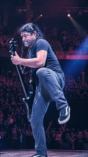 Robert's Crazy Stage Performance! The Audience's Energy Explodes🔥#metallica #music #rock #song